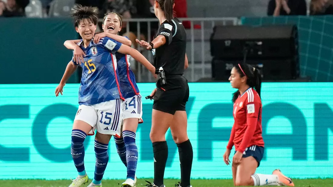 Japans Torschützin Aoba Fujino (l) wird von ihrer Teamkollegin Yui Hasegawa beglückwünscht. - Bild: Alessandra Tarantino/AP