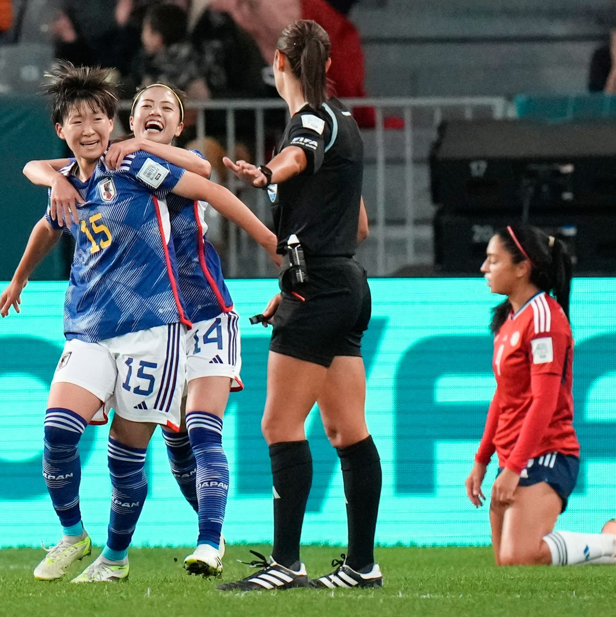 Japans Torschützin Aoba Fujino (l) wird von ihrer Teamkollegin Yui Hasegawa beglückwünscht. - Foto: Alessandra Tarantino/AP