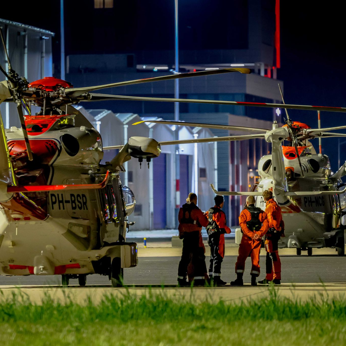 Zwei Hubschrauber der Küstenwache, die an der Rettungsaktion auf dem Schiff «Fremantle Highway» beteiligt sind, am Flughafen Den Haag. - Foto: Marco Van Der Caaij/ANP/dpa