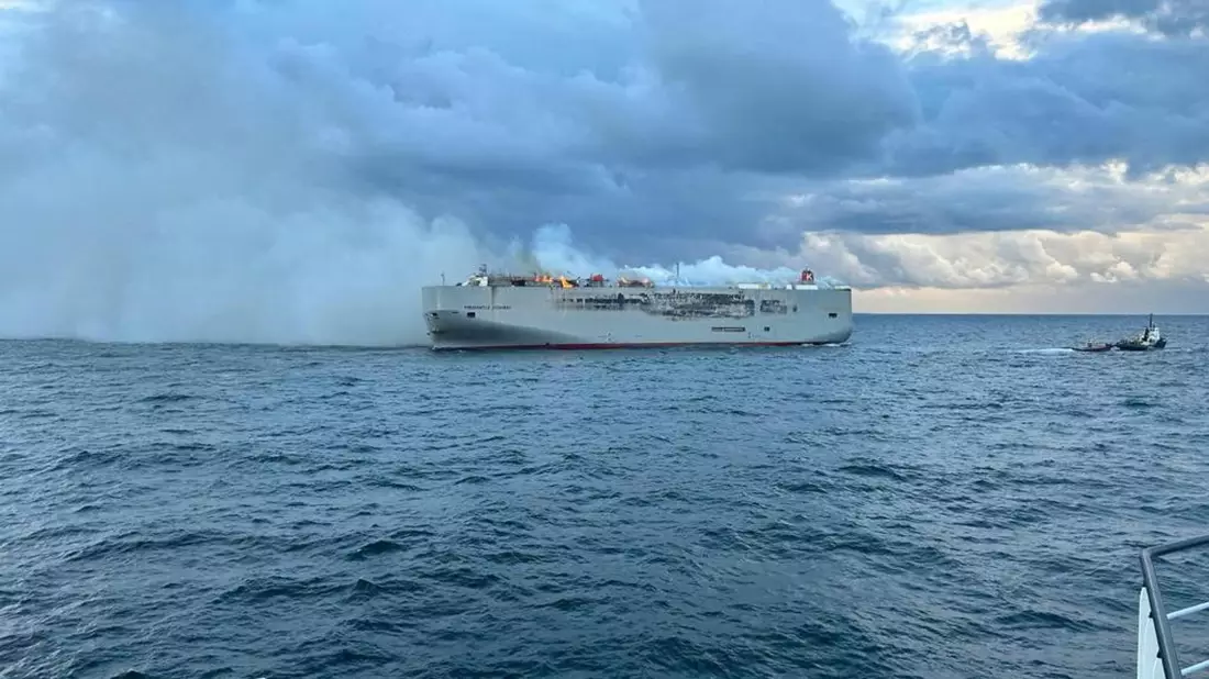 Der brennende Frachter in der Nordsee. - Bild: Coast Guard Netherlands