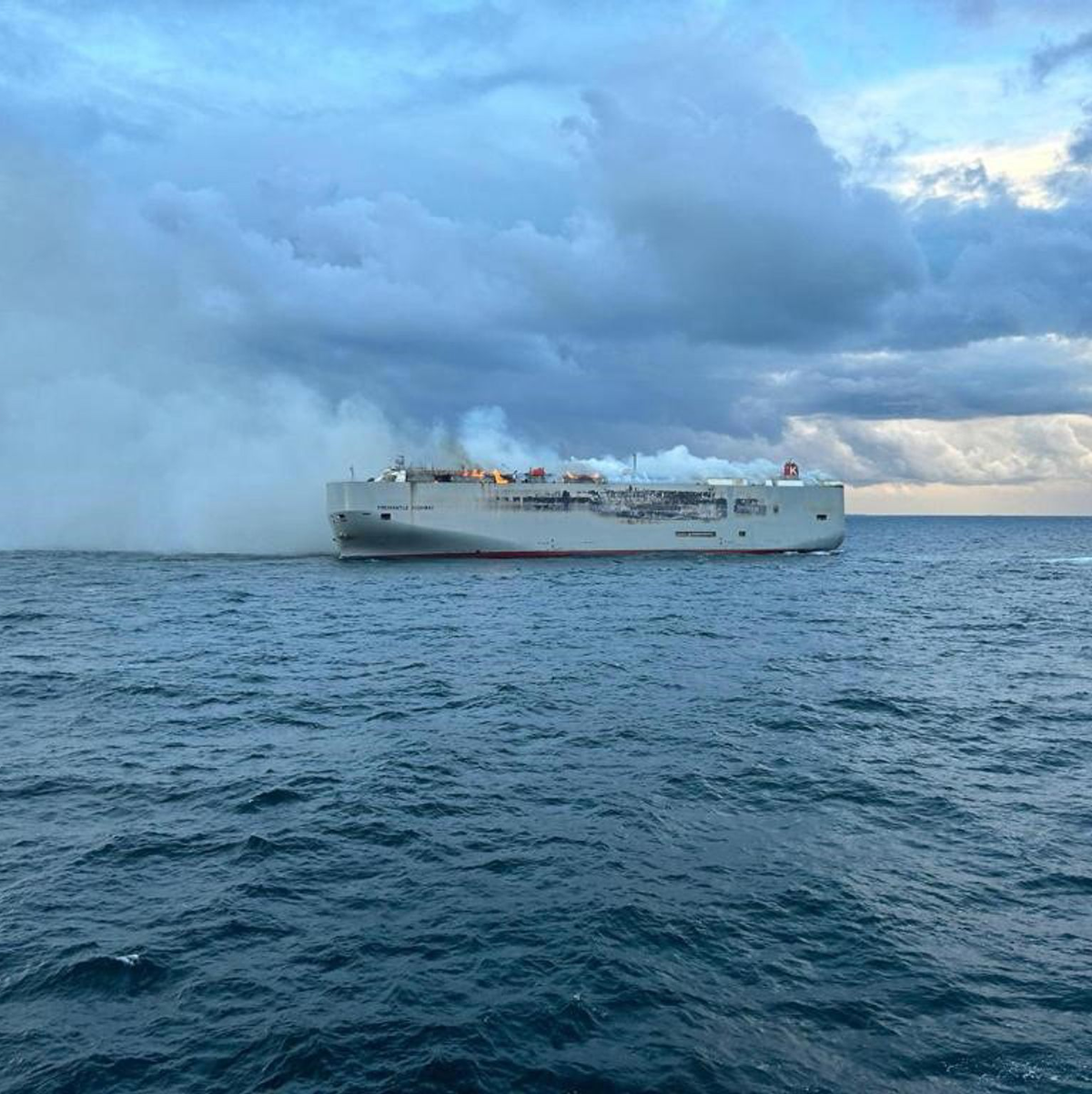 Der brennende Frachter «Fremantle Highway» in der Nordsee. - Foto: Coast Guard Netherlands