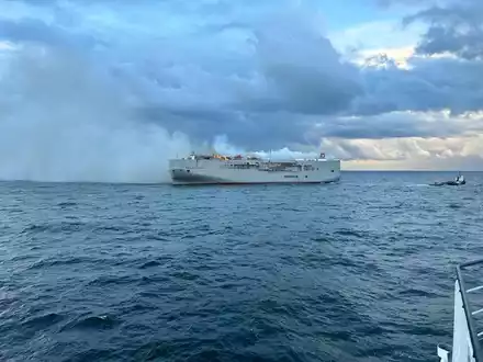 Der brennende Frachter in der Nordsee. - Foto: Coast Guard Netherlands