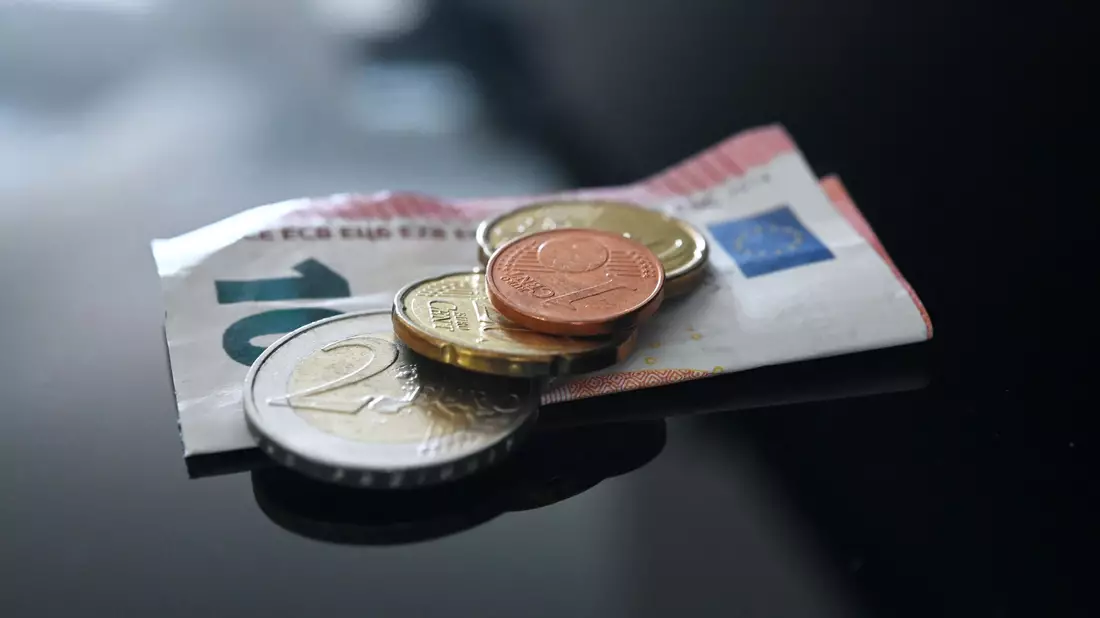 Der allgemeine gesetzliche Mindestlohn in Deutschland soll zum 1. Januar 2024 von 12,00 auf 12,41 Euro und zum 1. Januar 2025 auf 12,82 Euro steigen. - Bild: Marijan Murat/dpa
