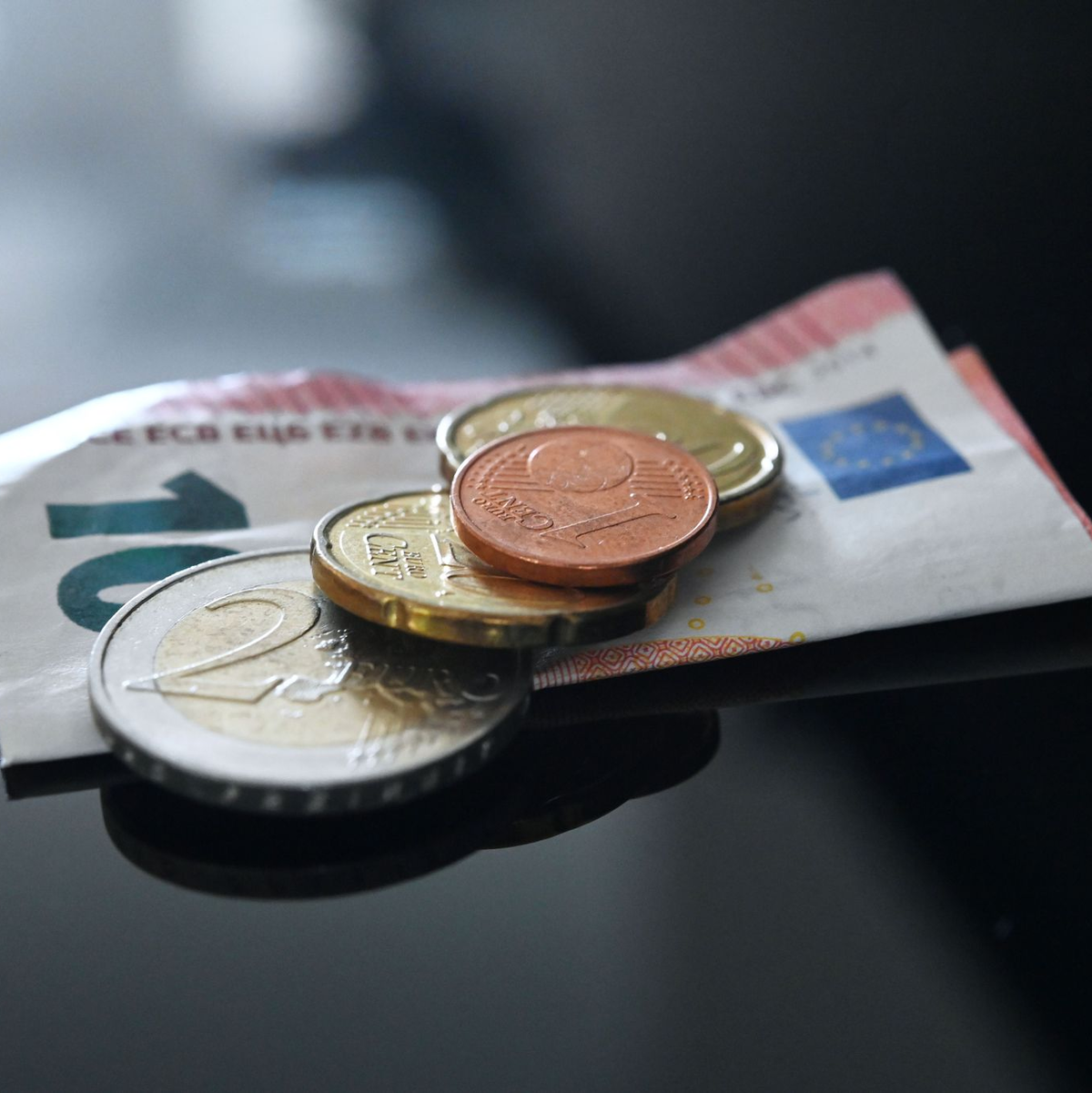 Der Mindestlohn soll steigen. (Archivbild) - Foto: Marijan Murat/dpa