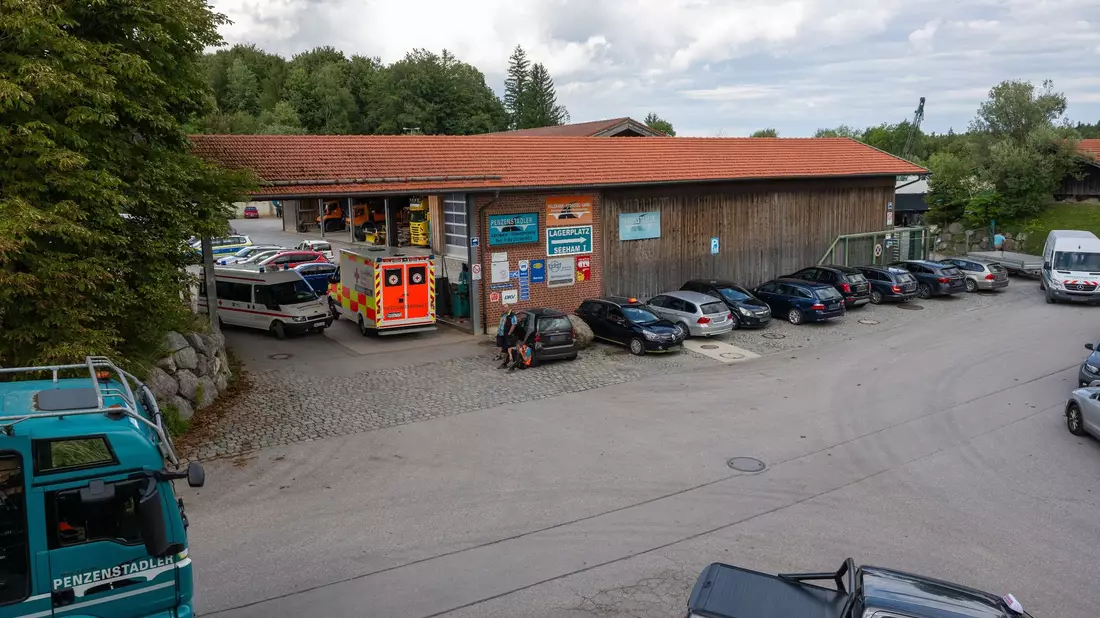 Bei einem Arbeitsunfall in einer Entsorgungsfirma in Oberbayern sind drei Männer in einem Kanalsystem ertrunken. - Bild: Peter Kneffel/dpa