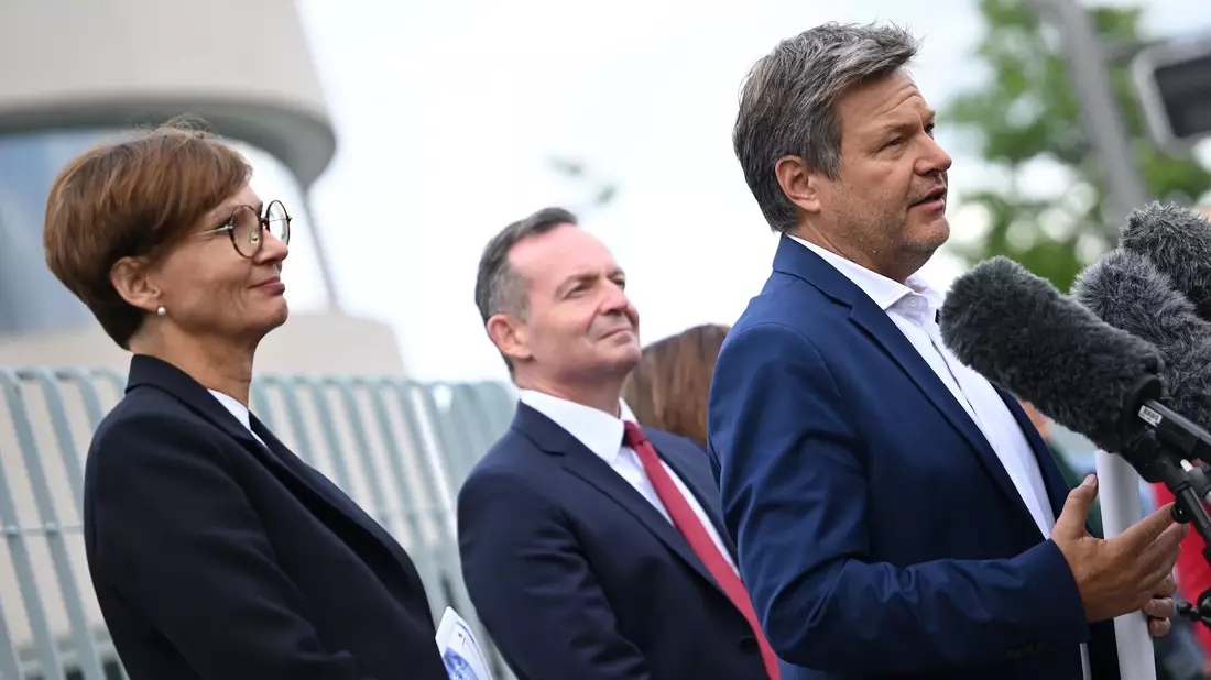 Wirtschaftsminister Robert Habeck (r.) Forschungsminisaterin Bettina Stark-Watzinger (l.) und Verkehrsminister Volker Wissing  beim Statement zum Beschluss der Nationalen Wasserstoffstrategie. - Bild: Britta Pedersen/dpa