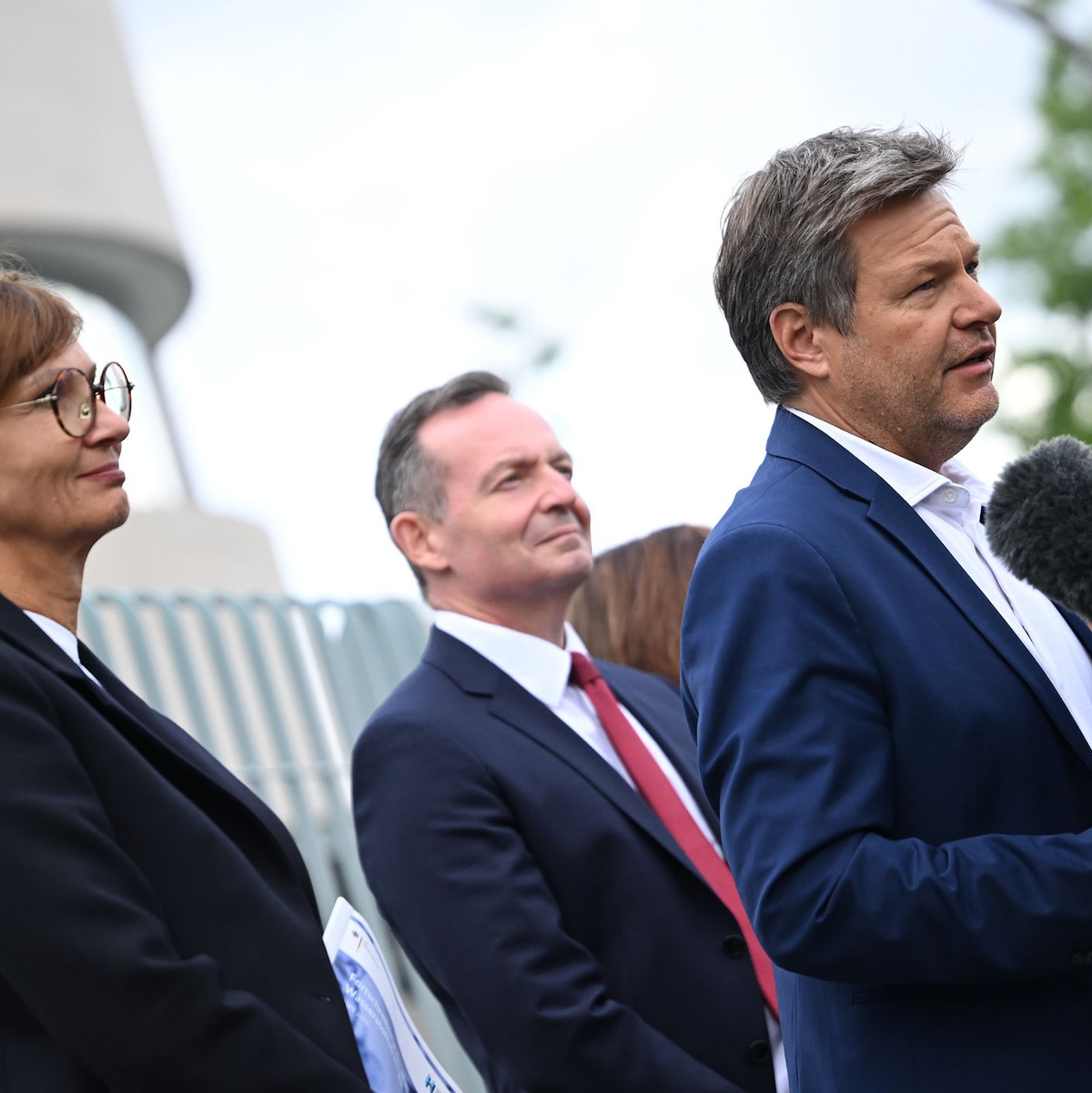 Wirtschaftsminister Robert Habeck (r.) Forschungsminisaterin Bettina Stark-Watzinger (l.) und Verkehrsminister Volker Wissing  beim Statement zum Beschluss der Nationalen Wasserstoffstrategie. - Foto: Britta Pedersen/dpa