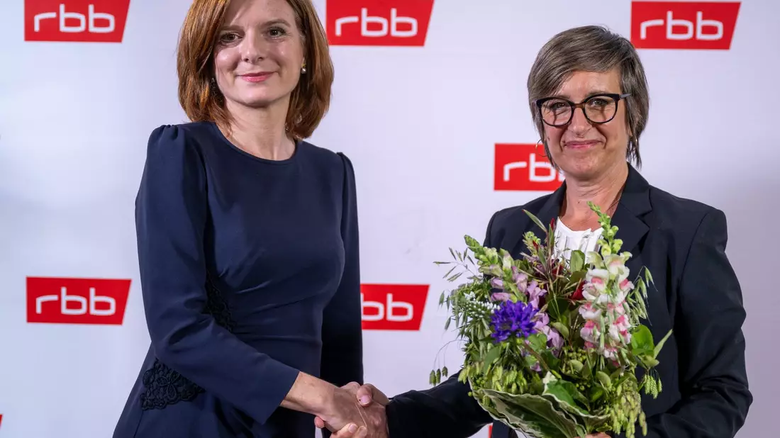 Ulrike Demmer (r), künftige RBB-Intendantin, und die scheidende Interimsintendantin Katrin Vernau bei einer Pressekonferenz. - Bild: Monika Skolimowska/dpa