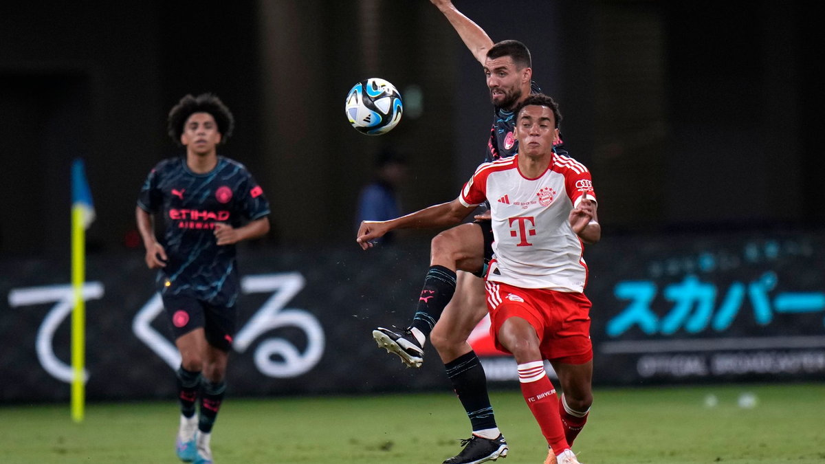 Die Bayern um Jamal Musiala (r) verloren den Test gegen Man City. - Foto: Shuji Kajiyama/AP/dpa