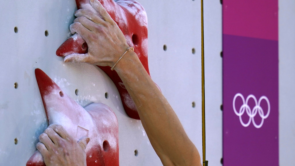 Klettern gehörte 2021 in Tokio erstmals zum olympischen Programm. Die Szene diskutiert derzeit über Essstörungen. - Foto: Jeff Roberson/AP/dpa