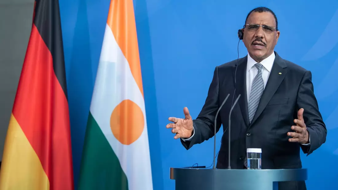 Nigers Präsident Mohamed Bazoum bei einem Berlin-Besuch im Juli 2021. - Bild: Bernd von Jutrczenka/dpa Pool/dpa
