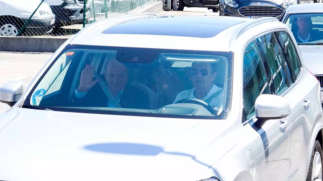 Juan Carlos (l), ehemaliger König von Spanien, winkt aus dem Auto. - Bild: Javier Vázquez/EUROPA PRESS/dpa