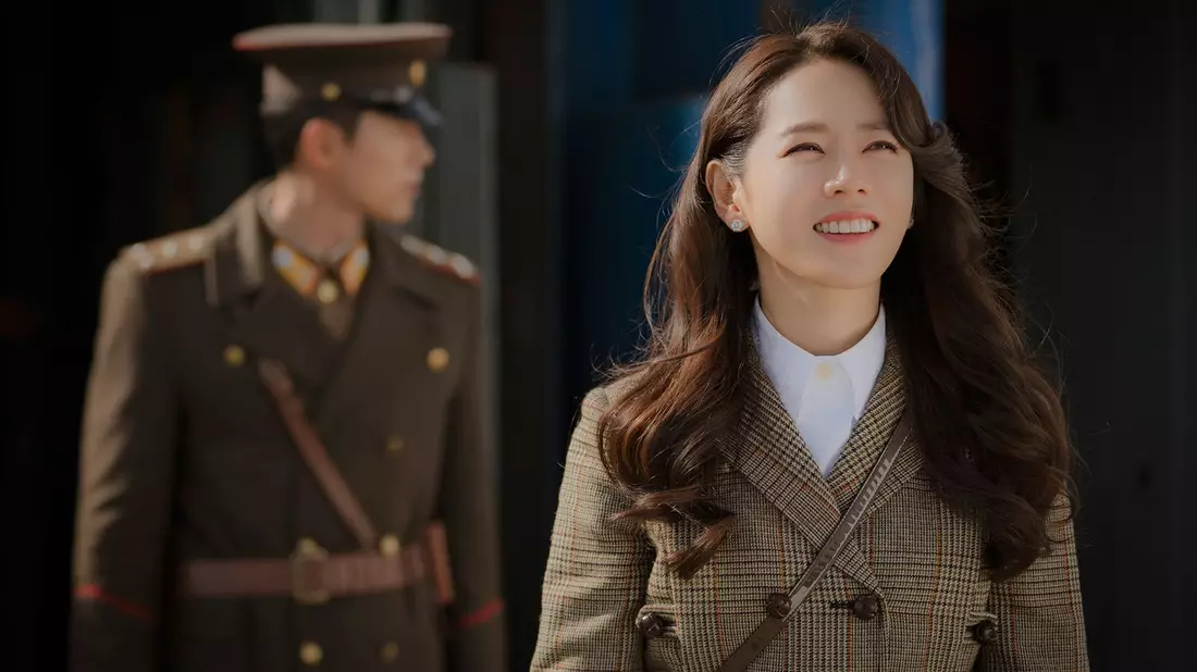 Szene der ersten Staffel der koreanischen Netflix-Romanze «Crash Landing on You». - Bild: Netflix/dpa