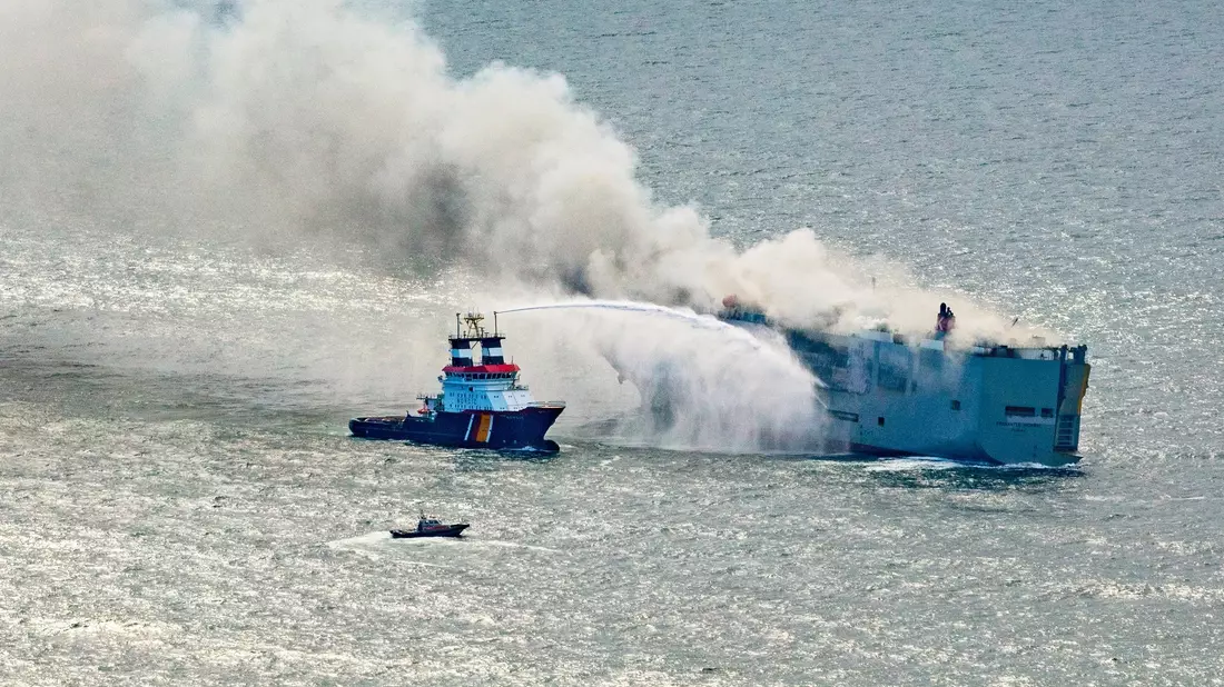 Eine Luftaufnahme zeigt den deutschen Notschlepper «Nordic» (l), der das Feuer auf einem brennenden Frachter in der Nordsee bekämpft. - Bild: Herman IJsseling/FLYING FOCUS aerial photography/dpa