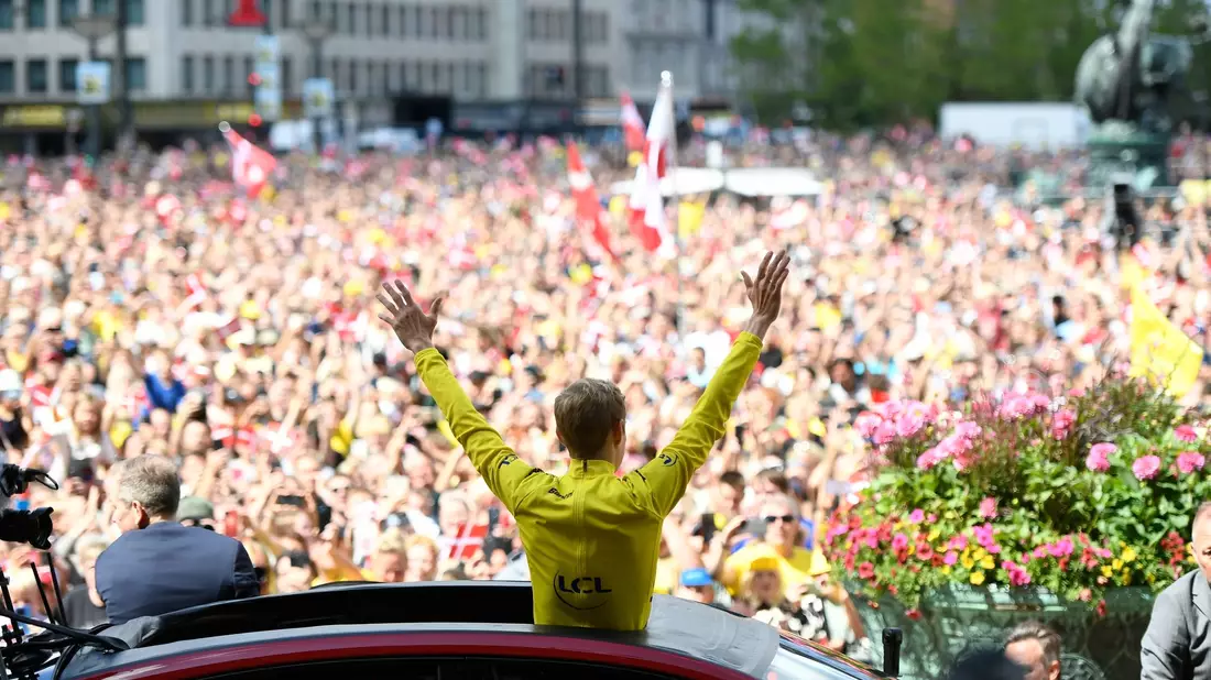 Tour-de-France-Sieger Jonas Vingegaard wird von seinen Fans am Kopenhagener Rathaus empfangen. - Bild: Thomas Sjoerup/Ritzau Scanpix Foto/AP/dpa