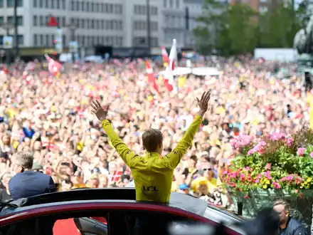Tour-de-France-Sieger Jonas Vingegaard wird von seinen Fans am Kopenhagener Rathaus empfangen. - Foto: Thomas Sjoerup/Ritzau Scanpix Foto/AP/dpa
