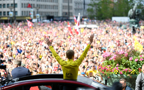 Tour-de-France-Sieger Jonas Vingegaard wird von seinen Fans am Kopenhagener Rathaus empfangen. - Foto: Thomas Sjoerup/Ritzau Scanpix Foto/AP/dpa