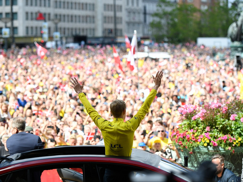Tour-de-France-Sieger Jonas Vingegaard wird von seinen Fans am Kopenhagener Rathaus empfangen. - Foto: Thomas Sjoerup/Ritzau Scanpix Foto/AP/dpa