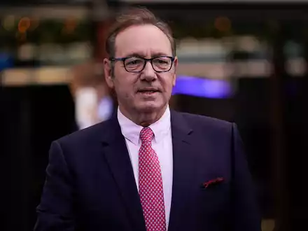 Kevin Spacey spricht vor dem Southwark Crown Court in London. - Foto: Alberto Pezzali/AP/dpa
