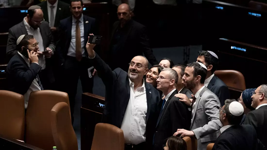 Abgeordnete machen in der Knesset ein Selfie mit Justizminister Jariv Levin (vorn M), nachdem das Parlament mit der Regierungsmehrheit ein Kernelement der Justizreform verabschiedet hat. - Bild: Maya Alleruzzo/AP/dpa