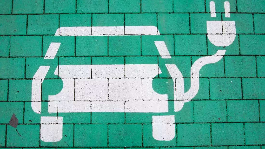 Sieben große Autohersteller wollen in Nordamerika ein Ladenetz für E-Autos aufbauen. - Bild: Julian Stratenschulte/dpa/Symbolbild