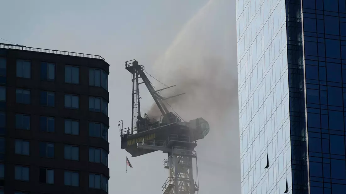 Dieser Kran fing bei Bauarbeiten in New York Feuer und brach anschließend teilweise zusammen. - Bild: Seth Wenig/AP/dpa