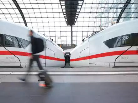 Die Schlichter im Tarifkonflikt bei der Bahn haben ein Kompromissangebot vorgelegt. - Foto: Joerg Carstensen/dpa