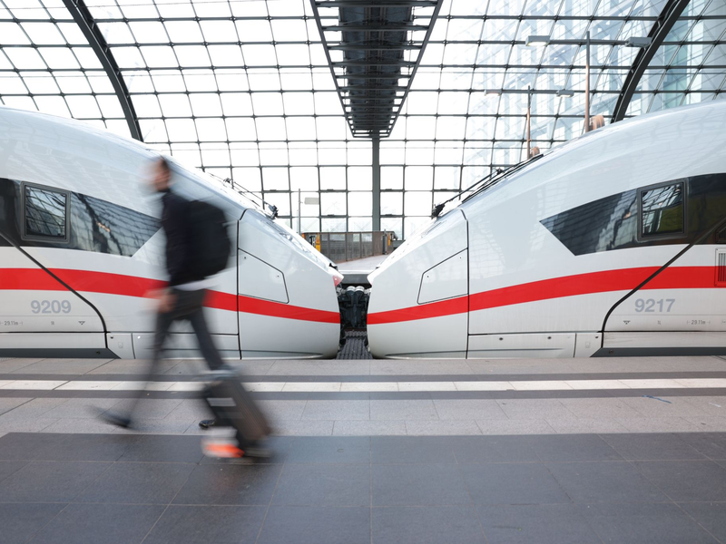 Die Schlichter im Tarifkonflikt bei der Bahn haben ein Kompromissangebot vorgelegt. - Foto: Joerg Carstensen/dpa