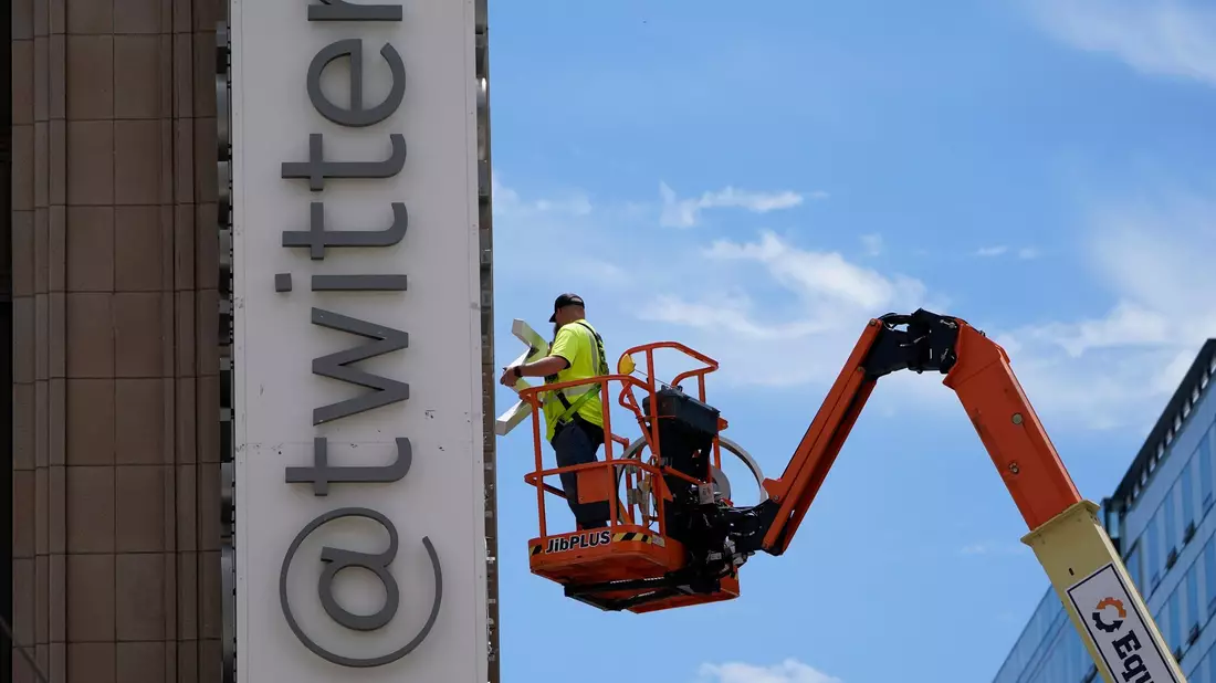Ein Arbeiter am Gebäude der Twitter-Zentrale in San Francisco. - Bild: Godofredo A. Vásquez/AP/dpa