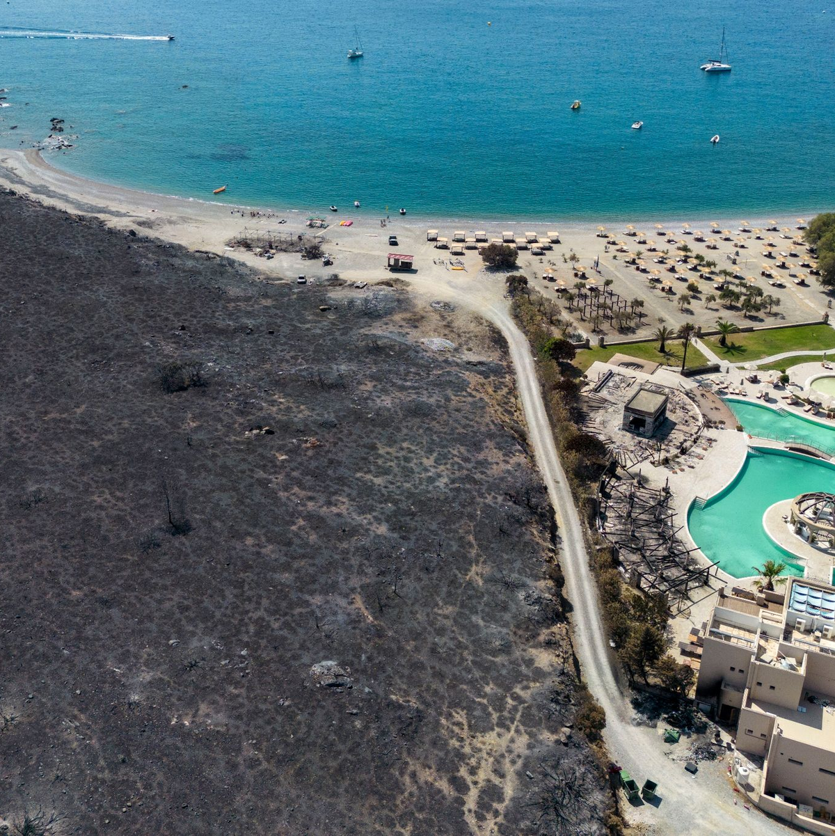Hier in Kiotari ist das Feuer inzwischen gelöscht. Im letzten Moment. Im Südosten der Ferieninsel Rhodos kämpfen die Menschen weiter gegen die Flammen. - Foto: Christoph Reichwein/dpa