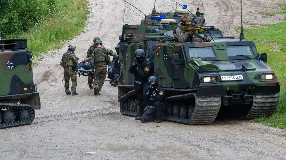 Kräfte von Polizei, Bundeswehr, Rettungsdiensten und Bergwacht proben die Versorgung und den Abtransport von verwundeten Polizisten. - Bild: Stefan Puchner/dpa