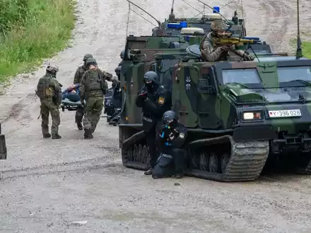 Kräfte von Polizei, Bundeswehr, Rettungsdiensten und Bergwacht proben die Versorgung und den Abtransport von verwundeten Polizisten. - Foto: Stefan Puchner/dpa