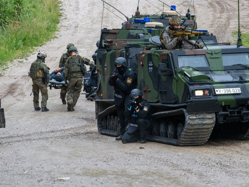 Kräfte von Polizei, Bundeswehr, Rettungsdiensten und Bergwacht proben die Versorgung und den Abtransport von verwundeten Polizisten. - Foto: Stefan Puchner/dpa