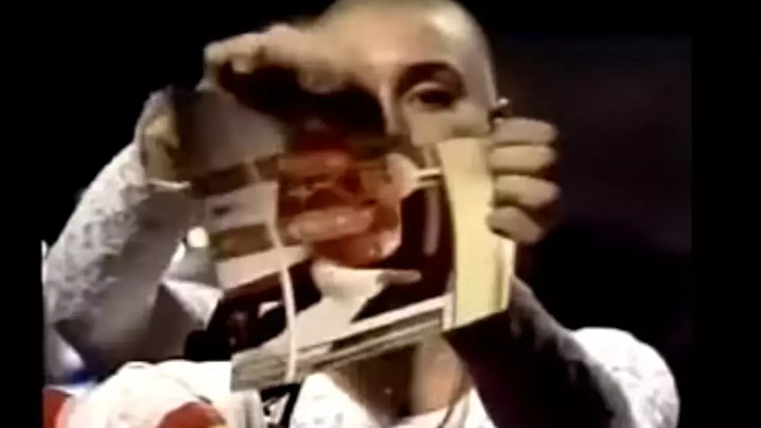 1992: Sinead O`Connor zerreißt bei Saturday Night Live ein Bild von Papst Johannes Paul II. (Archiv) - Bild: ?ber dts Nachrichtenagentur