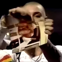 1992: Sinead O`Connor zerreißt bei Saturday Night Live ein Bild von Papst Johannes Paul II. (Archiv) - Foto: ?ber dts Nachrichtenagentur