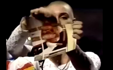 1992: Sinead O`Connor zerreißt bei Saturday Night Live ein Bild von Papst Johannes Paul II. (Archiv) - Foto: ?ber dts Nachrichtenagentur