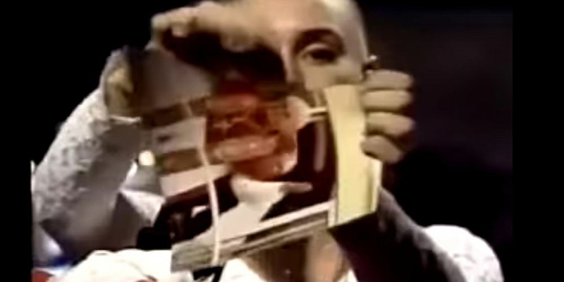 1992: Sinead O`Connor zerreißt bei Saturday Night Live ein Bild von Papst Johannes Paul II. (Archiv) - Foto: ?ber dts Nachrichtenagentur