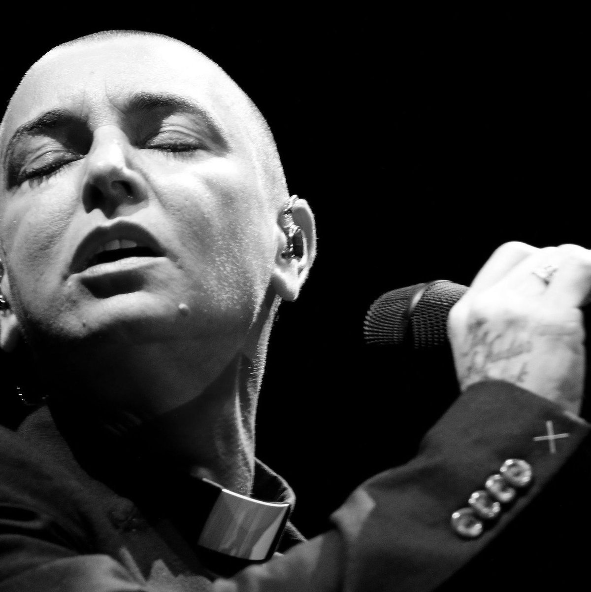 Popsängerin Sinead O'Connor - hier bei einem Konzert in Santiago de Chile - wurde nur 56 Jahre alt. - Foto: Sebastian Silva/EFE/epa/dpa