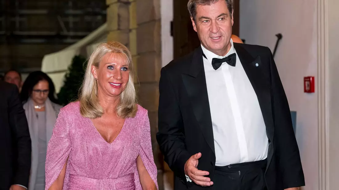 Bayerns Ministerpräsident Markus Söder und seine Frau Karin Baumüller-Söder in Bayreuth. - Bild: Daniel Vogl/dpa