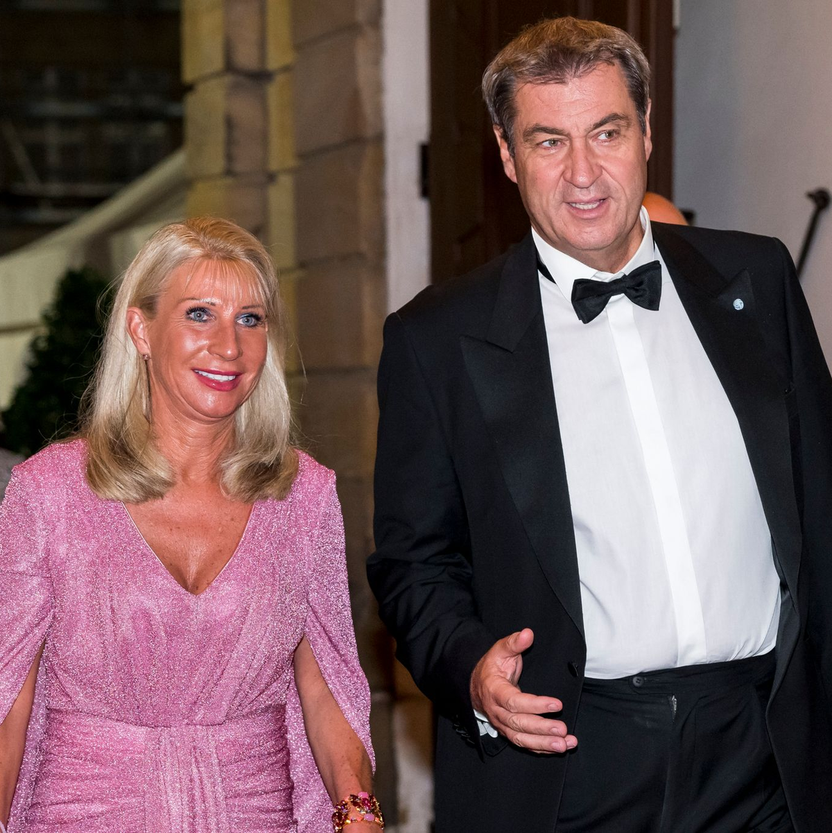 Bayerns Ministerpräsident Markus Söder und seine Frau Karin Baumüller-Söder in Bayreuth. - Foto: Daniel Vogl/dpa