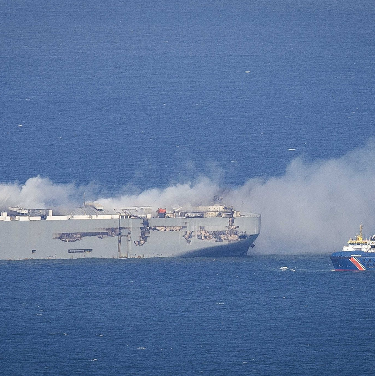 Der brennende Frachter «Fremantle Highway» in der Nordsee oberhalb der Insel Ameland. - Foto: Jan Spoelstra/ANP/dpa