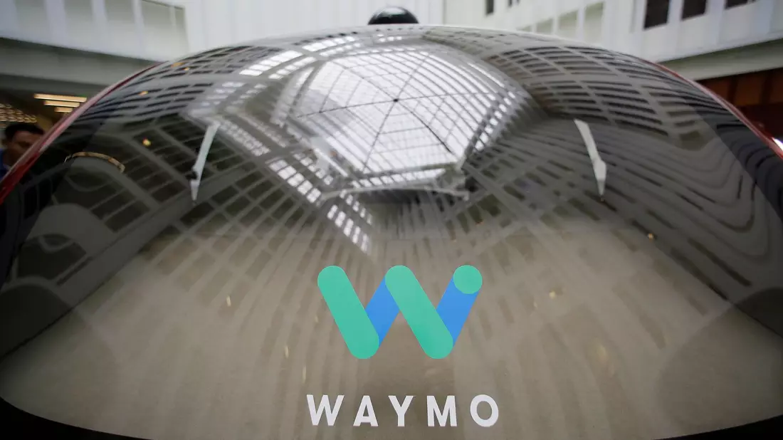 Das Logo der Google-Schwesterfirma Waymo ist während eines Google-Events auf der Scheibe eines fahrerlosen Waymo-Autos zu sehen. - Bild: Eric Risberg/AP/dpa