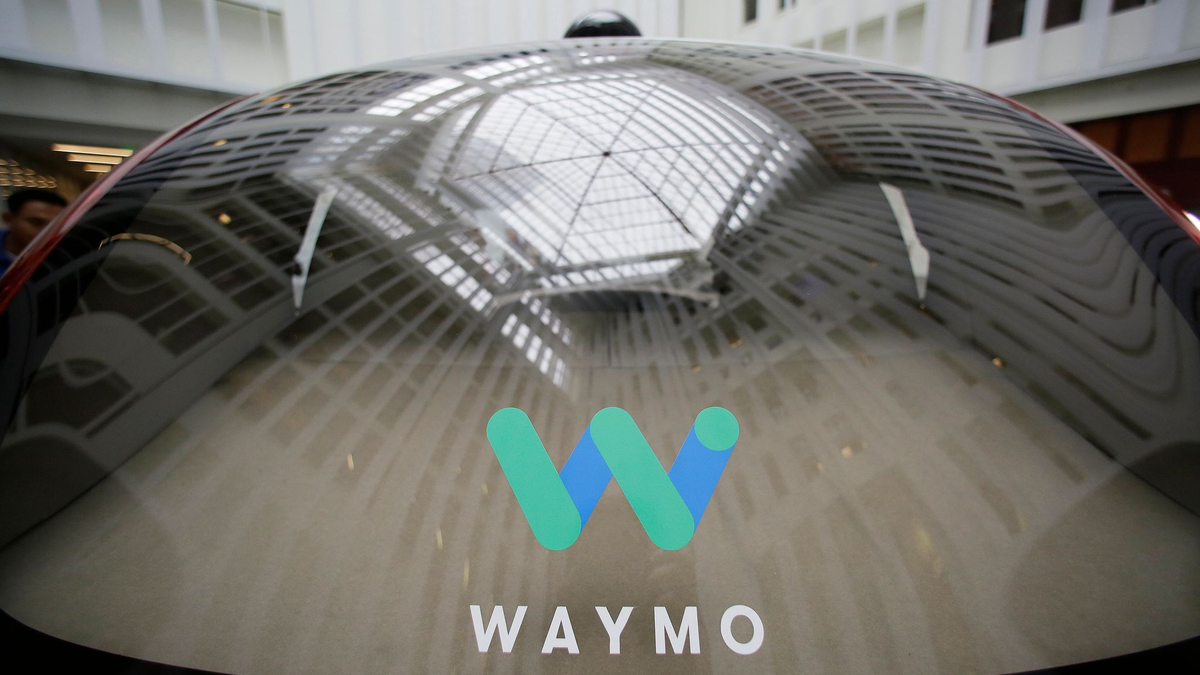 Das Logo der Google-Schwesterfirma Waymo ist während eines Google-Events auf der Scheibe eines fahrerlosen Waymo-Autos zu sehen. - Foto: Eric Risberg/AP/dpa