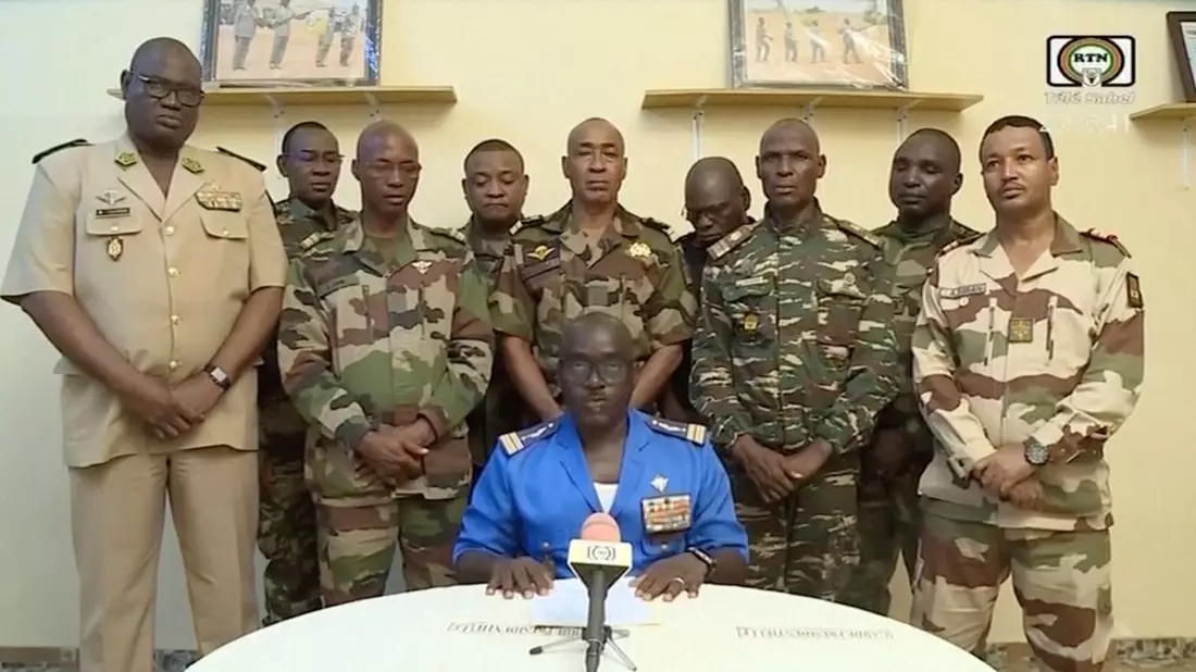 Oberstmajor Amadou Abdramane (vorne) gibt in Niamey eine Erklärung ab. - Bild: Uncredited/ORTN/AP/dpa