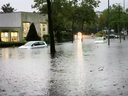 Autos auf einer überfluteten Straße in Münster. Der Grund: Heftige Regenfälle. - Foto: Philipp Seibt/dpa