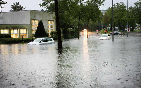 Autos auf einer überfluteten Straße in Münster. Der Grund: Heftige Regenfälle. - Foto: Philipp Seibt/dpa