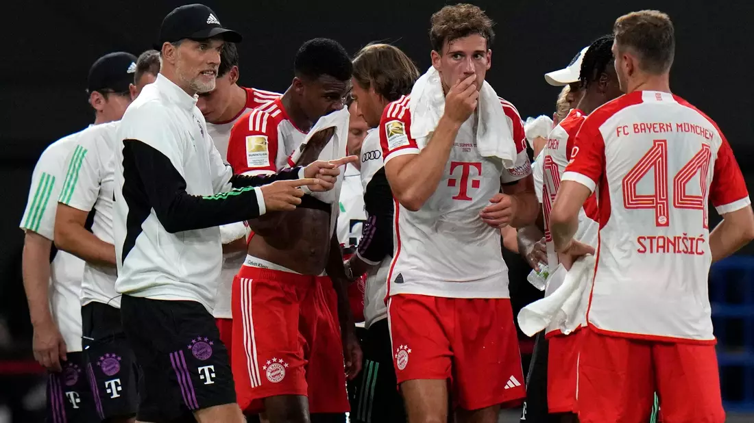 Bayern-Coach Thomas Tuchel (l) spricht mit seinen Spielern. In der Mitte Leon Goretzka, der aktuell nur zweite Wahl ist. - Bild: Shuji Kajiyama/AP/dpa