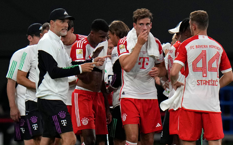 Bayern-Coach Thomas Tuchel (l) spricht mit seinen Spielern. In der Mitte Leon Goretzka, der aktuell nur zweite Wahl ist. - Foto: Shuji Kajiyama/AP/dpa Bayern-Coach Thomas Tuchel (l) spricht mit seinen Spielern. In der Mitte Leon Goretzka, der aktuell nur zweite Wahl ist. - Foto: Shuji Kajiyama/AP/dpa