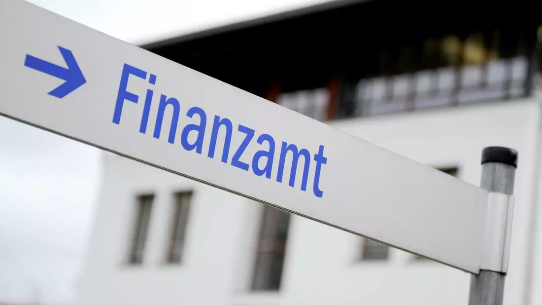 Falls noch nicht erledigt: Die Frist für die Steuererklärung 2021 läuft im August aus. - Bild: Tobias Hase/dpa