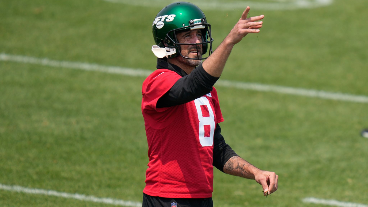 New York Jets-Quarterback Aaron Rodgers (8) ist nach seiner Verletzung operiert worden. - Foto: Seth Wenig/AP/dpa